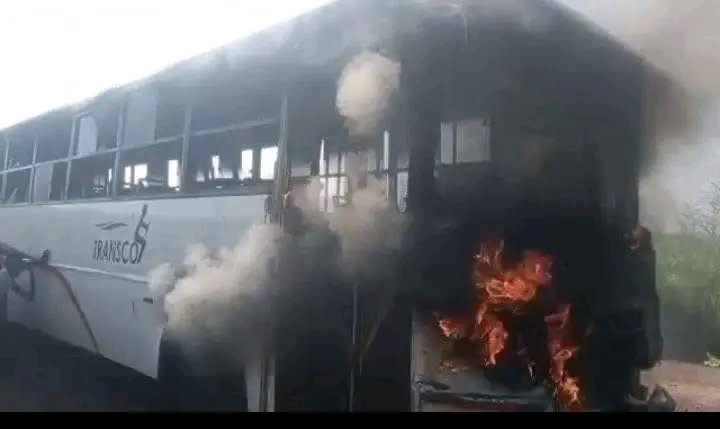 🚨🔥 ALERTE INFO – Incendie d’un bus Transco sur l’axe Kinshasa–Kenge