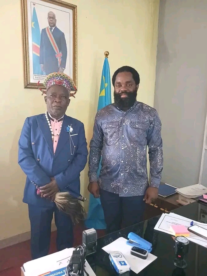 Kwango : Tite Mund Ngaand échange avec le chef coutumier Pelende Nord sur le développement de la province