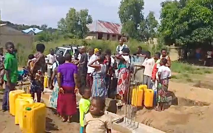 Kenge : une borne fontaine de la REGIDESO menacée de destruction à Mangangu, la population en colère
